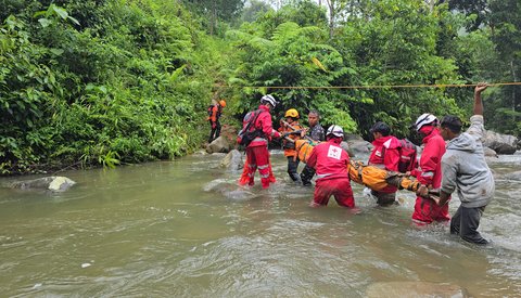 6 Jam Jalan Kaki Lewati Sungai, Potret Beratnya Evakuasi Korban Longsor Tambang Emas Solok