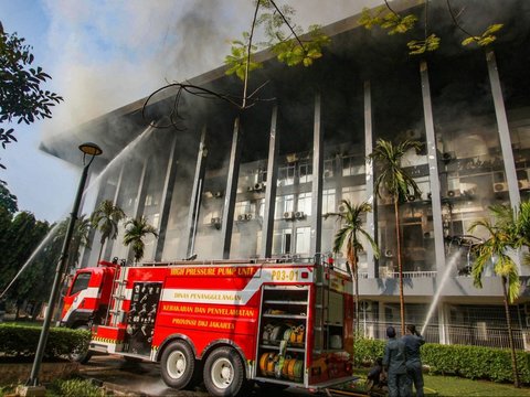 FOTO: Penampakan Kobaran Api Disertai Asap Hitam Hanguskan Gedung Bakamla