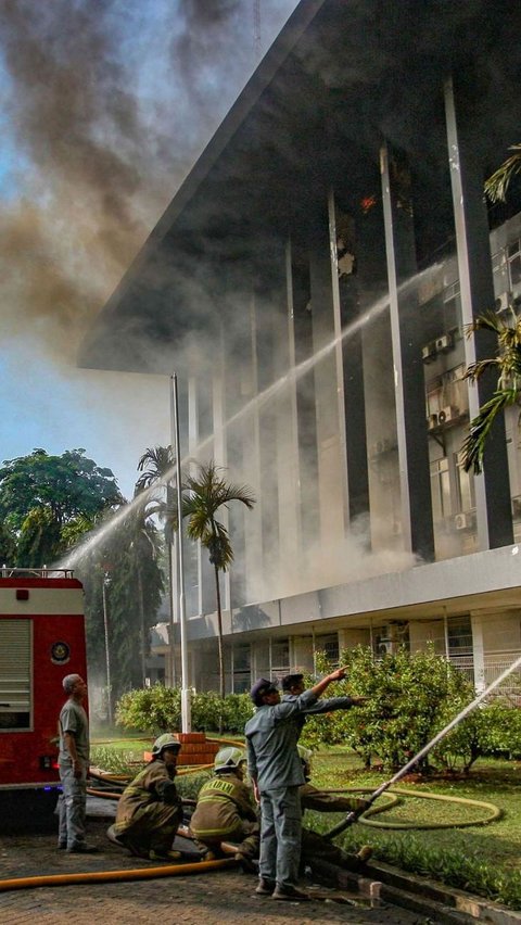 FOTO: Penampakan Kobaran Api Disertai Asap Hitam Hanguskan Gedung Bakamla