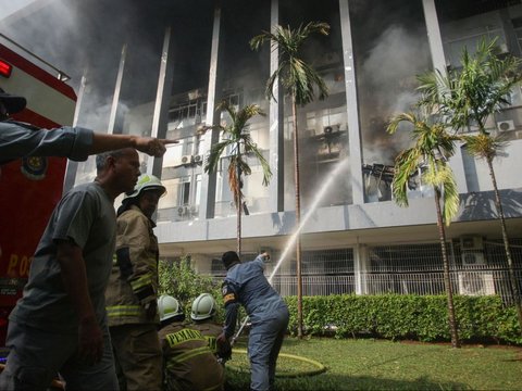 FOTO: Penampakan Kobaran Api Disertai Asap Hitam Hanguskan Gedung Bakamla