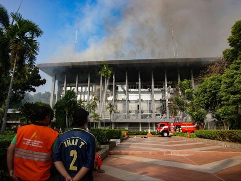 FOTO: Penampakan Kobaran Api Disertai Asap Hitam Hanguskan Gedung Bakamla