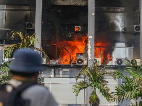 FOTO: Penampakan Kobaran Api Disertai Asap Hitam Hanguskan Gedung Bakamla