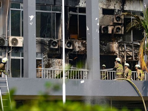 FOTO: Penampakan Kobaran Api Disertai Asap Hitam Hanguskan Gedung Bakamla