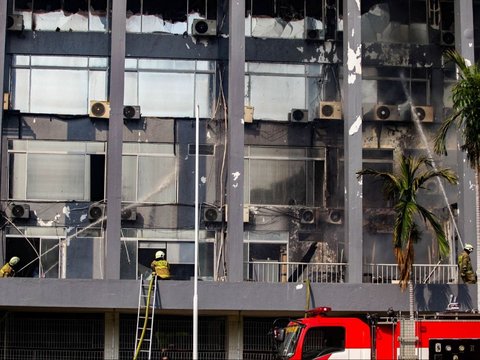 FOTO: Penampakan Kobaran Api Disertai Asap Hitam Hanguskan Gedung Bakamla