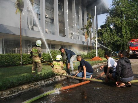 FOTO: Penampakan Kobaran Api Disertai Asap Hitam Hanguskan Gedung Bakamla