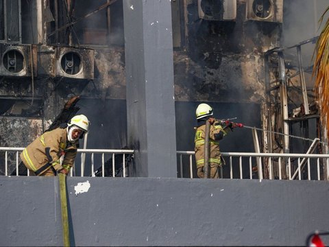 FOTO: Penampakan Kobaran Api Disertai Asap Hitam Hanguskan Gedung Bakamla