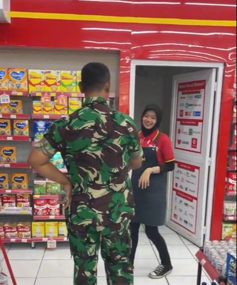 Momen Anggota TNI Kunjngi Minimarket Tempat Putrinya Bekerja Viral, Kebersamaannya Curi Perhatian
