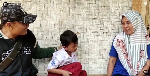 Siswa Kelas 1 SDN Jalan Kaki Selama 1 Jam ke Sekolah