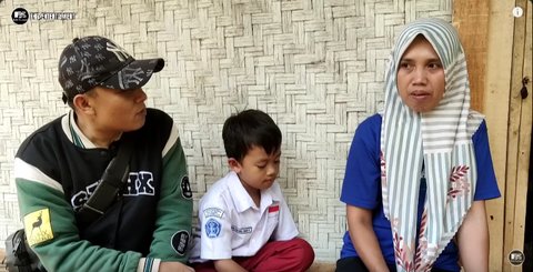 Siswa Kelas 1 SDN Jalan Kaki Selama 1 Jam ke Sekolah