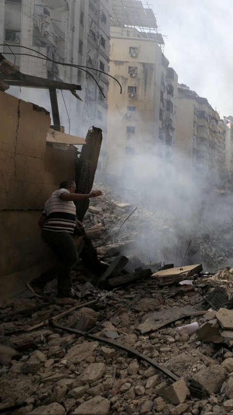 Hingga kini, kepulan asap tebal yang disebabkan dari ledakan serangan udara Israel masih terus terlihat di beberapa lokasi di Lebanon. Foto: REUTERS / Ali Alloush