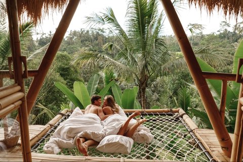 Honeymoon Seru di Tanah Air! Ini 4 Destinasi Indonesia yang Nggak Kalah Romantis