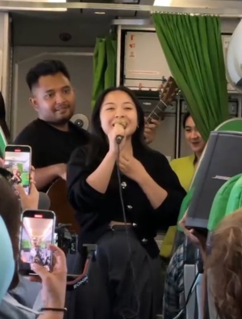 Pria Ini Dapati Bernadya Nyanyi di Pesawat, Aksinya Curi Perhatian