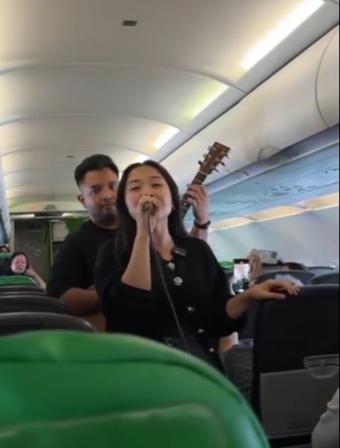 Pria Ini Dapati Bernadya Nyanyi di Pesawat, Aksinya Curi Perhatian