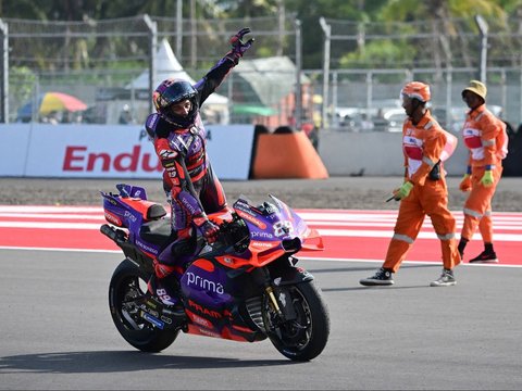 FOTO: Juara MotoGP Indonesia 2024, Jorge Martin Terima Trofi Kemenangan dari Jokowi