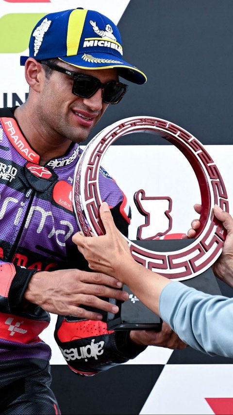 FOTO: Juara MotoGP Indonesia 2024, Jorge Martin Terima Trofi Kemenangan dari Jokowi