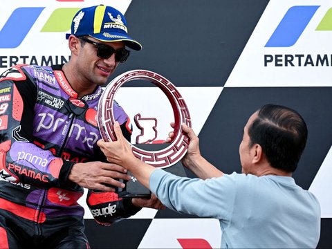 FOTO: Juara MotoGP Indonesia 2024, Jorge Martin Terima Trofi Kemenangan dari Jokowi