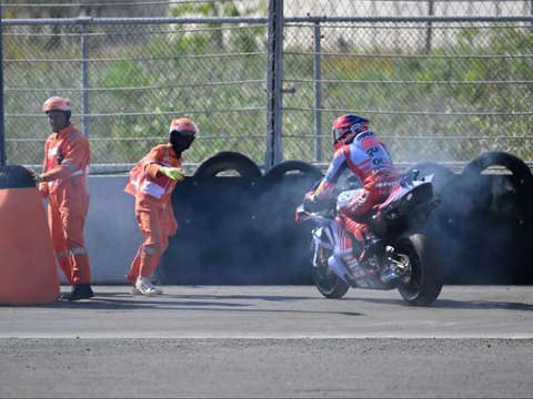 FOTO: Momen Motor Marc Marquez Terbakar dan Sempat Emosinya Meledak Gara-Gara Kelalaian Marshal MotoGP Mandalika