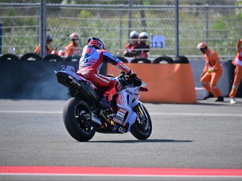 FOTO: Momen Motor Marc Marquez Terbakar dan Sempat Emosinya Meledak Gara-Gara Kelalaian Marshal MotoGP Mandalika