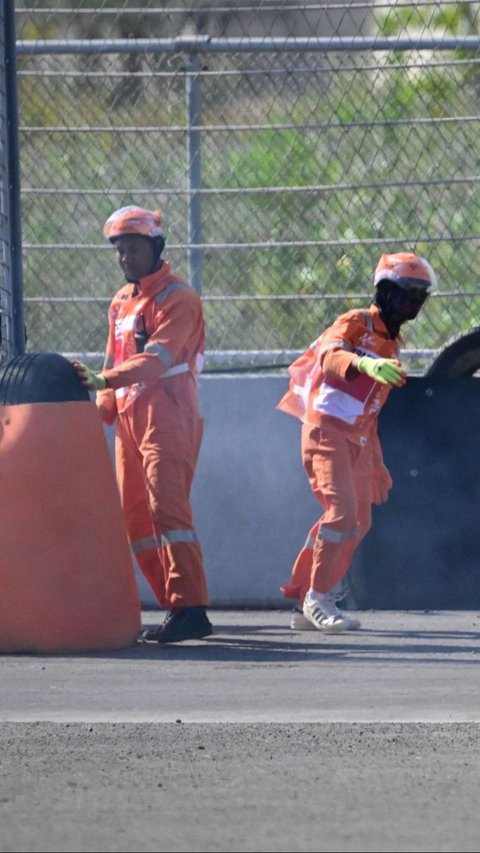 Marquez harus melihat motornya terbakar lebih lama dari yang seharusnya, karena marshal tidak segera mengambil tindakan yang tepat. Foto: BAY ISMOYO / AFP