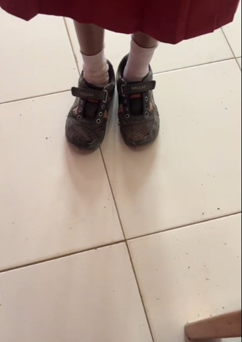 Temukan Murid yang Punya Sepatu Rusak di Sekolah, Momen Guru Langsung Berikan Hadiah Ini Banjir Pujian