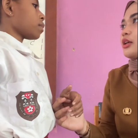 Temukan Murid yang Punya Sepatu Rusak di Sekolah, Momen Guru Langsung Berikan Hadiah Ini Banjir Pujian