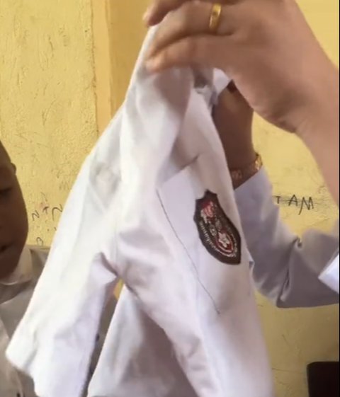 Temukan Murid yang Punya Sepatu Rusak di Sekolah, Momen Guru Langsung Berikan Hadiah Ini Banjir Pujian