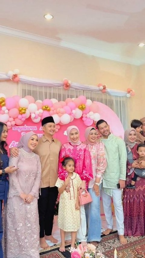 Setelah tasyakuran aqiqah pada Minggu (1/9), wajah cantik dan nama anak Angga Wijaya akhirnya terungkap. Acara tersebut dihadiri oleh banyak rekan bisnis dan kalangan selebritis.<br>