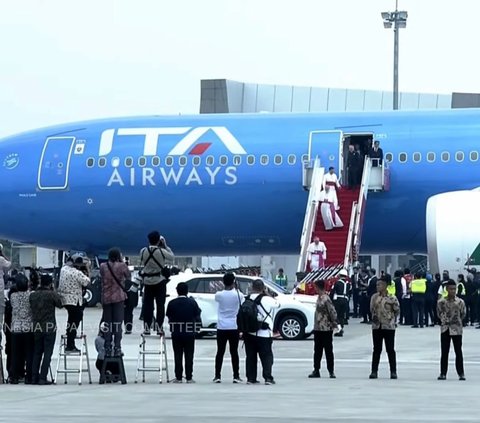 FOTO: Paus Fransiskus Gunakan Innova Zenix Putih Berpelat SCV 1, Ini Penampakannya yang Sederhana