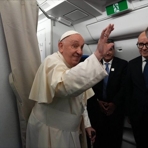 Selain itu, Paus Fransiskus juga dikabarkan tak akan menginap di hotel selama kunjungannya ke Jakarta, melainkan menginap di Kedutaan Besar Vatikan. (Gregorio Borgia / POOL / AFP)