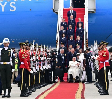 Pemimpin Gereja Katolik Dunia, Paus Fransiskus tiba di Bandara Soekarno-Hatta, Tangerang, Selasa (3/92024). Paus Fransiskus mendarat di Indonesia menggunakan pesawat komersil milik maskapai penerbangan Italia, ITA Airways. Foto: Tiziana Fabi/AFP