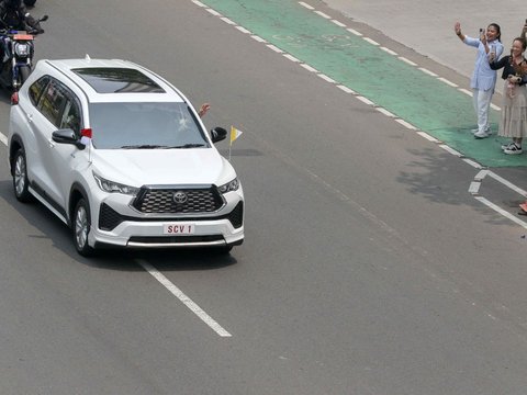 FOTO: Lambaian Tangan Paus Fransiskus Sapa Warga Jakarta dari Mobil Kijang Innova Zenix