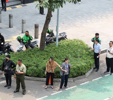 FOTO: Lambaian Tangan Paus Fransiskus Sapa Warga Jakarta dari Mobil Kijang Innova Zenix