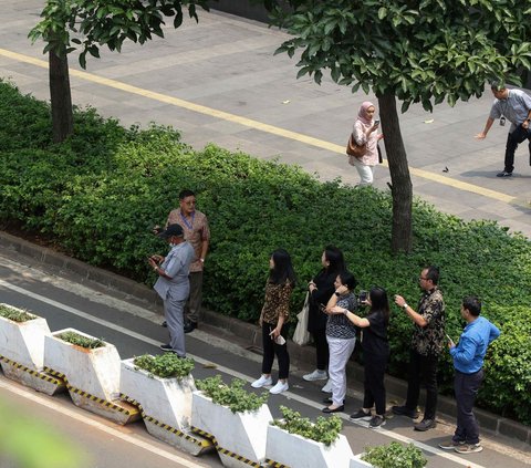 FOTO: Lambaian Tangan Paus Fransiskus Sapa Warga Jakarta dari Mobil Kijang Innova Zenix