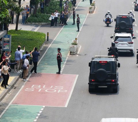 FOTO: Lambaian Tangan Paus Fransiskus Sapa Warga Jakarta dari Mobil Kijang Innova Zenix