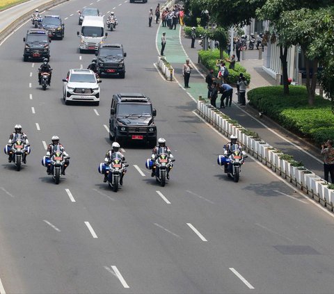 Iring-iringan mobil Toyota Kijang Innova Zenix putih yang membawa Paus Fransiskus melintasi Jalan Jenderal Sudirman, Jakarta, Selasa (3/9/2024). Mobil putih berpelat SCV 1 yang ditumpangi Paus Fransiskus tersebut tampak mendapatkan pengawalan ketat dari anggota Polisi Militer (PM). Foto: Liputan6.com/Herman Zakharia