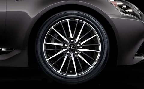 Velg alloy adalah pilihan yang modis dan anti karat untuk kendaraan Anda