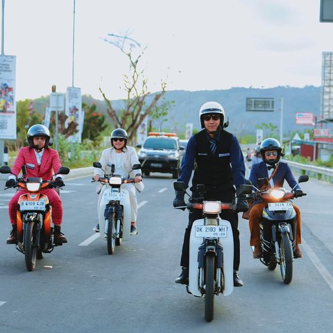 Potret Raffi Ahmad Touring di NTB Naik Motor Bebek Bareng Desta, Ariel dan Gading, Netizen 'Harga Motor Langsung Melejit'