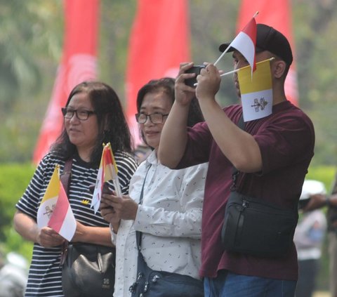 FOTO: Antusiasme Masyarakat Sambut Kedatangan Paus Fransiskus di Kedubes Vatikan Jakarta