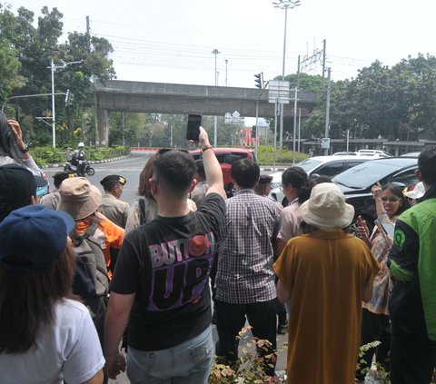 FOTO: Antusiasme Masyarakat Sambut Kedatangan Paus Fransiskus di Kedubes Vatikan Jakarta