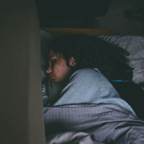 Ilustrasi Tidur dengan Lampu Menyala