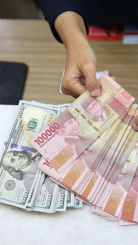 Teller menunjukan mata uang rupiah dan dolar AS di Penukaran Uang Masayu Agung, di Jakarta, Selasa (3/9/2024). Nilai tukar rupiah ditutup di level Rp15.526 per dolar AS pada Selasa (3/9/2024). Mata uang Garuda merosot 1 poin atau minus 0,01 persen dari penutupan perdagangan sebelumnya.