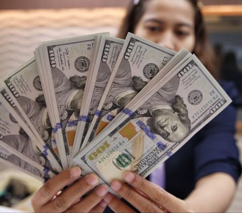 Teller menunjukan mata uang rupiah dan dolar AS di Penukaran Uang Masayu Agung, di Jakarta, Selasa (3/9/2024). Nilai tukar rupiah ditutup di level Rp15.526 per dolar AS pada Selasa (3/9/2024). Mata uang Garuda merosot 1 poin atau minus 0,01 persen dari penutupan perdagangan sebelumnya.