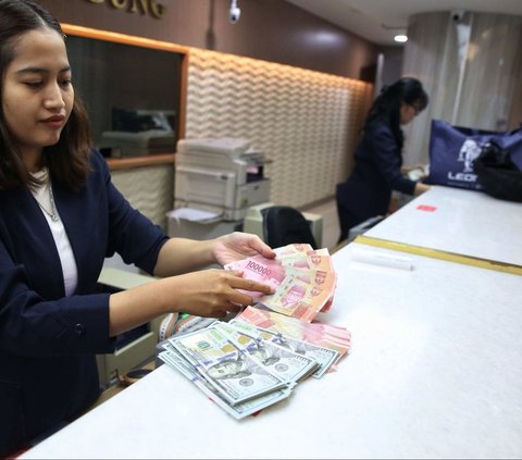 Teller menunjukan mata uang rupiah dan dolar AS di Penukaran Uang Masayu Agung, di Jakarta, Selasa (3/9/2024). Nilai tukar rupiah ditutup di level Rp15.526 per dolar AS pada Selasa (3/9/2024). Mata uang Garuda merosot 1 poin atau minus 0,01 persen dari penutupan perdagangan sebelumnya.