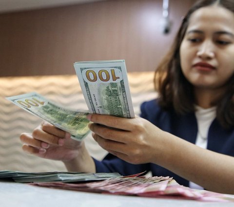 Teller menunjukan mata uang rupiah dan dolar AS di Penukaran Uang Masayu Agung, di Jakarta, Selasa (3/9/2024). Nilai tukar rupiah ditutup di level Rp15.526 per dolar AS pada Selasa (3/9/2024). Mata uang Garuda merosot 1 poin atau minus 0,01 persen dari penutupan perdagangan sebelumnya.