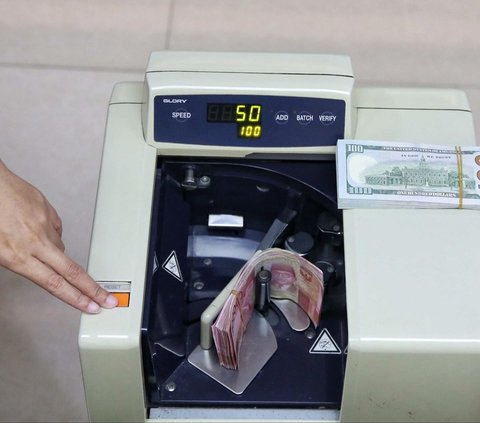 Teller menunjukan mata uang rupiah dan dolar AS di Penukaran Uang Masayu Agung, di Jakarta, Selasa (3/9/2024). Nilai tukar rupiah ditutup di level Rp15.526 per dolar AS pada Selasa (3/9/2024). Mata uang Garuda merosot 1 poin atau minus 0,01 persen dari penutupan perdagangan sebelumnya.
