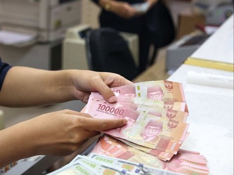 Teller menunjukan mata uang rupiah dan dolar AS di Penukaran Uang Masayu Agung, di Jakarta, Selasa (3/9/2024). Nilai tukar rupiah ditutup di level Rp15.526 per dolar AS pada Selasa (3/9/2024). Mata uang Garuda merosot 1 poin atau minus 0,01 persen dari penutupan perdagangan sebelumnya.