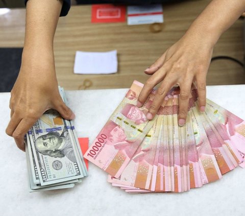 Teller menunjukan mata uang rupiah dan dolar AS di Penukaran Uang Masayu Agung, di Jakarta, Selasa (3/9/2024). Nilai tukar rupiah ditutup di level Rp15.526 per dolar AS pada Selasa (3/9/2024). Mata uang Garuda merosot 1 poin atau minus 0,01 persen dari penutupan perdagangan sebelumnya.