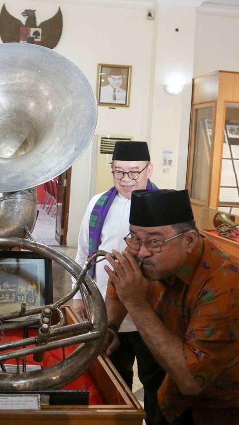 Momen menarik lainnya pun juga terjadi ketika Rano Karno berpose seolah sedang meniup tanjidor, sebuah alat musik tradisional Betawi yang juga dipajang di museum tersebut. Foto: Liputan6.com / Herman Zakharia