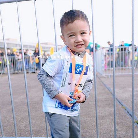 Potret Rayyanza Dapat Medali Marathon Perdana di Berlin, Disebut Bayi 2 Tahun Paling Produktif