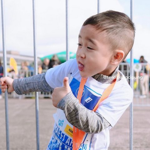 Potret Rayyanza Dapat Medali Marathon Perdana di Berlin, Disebut Bayi 2 Tahun Paling Produktif